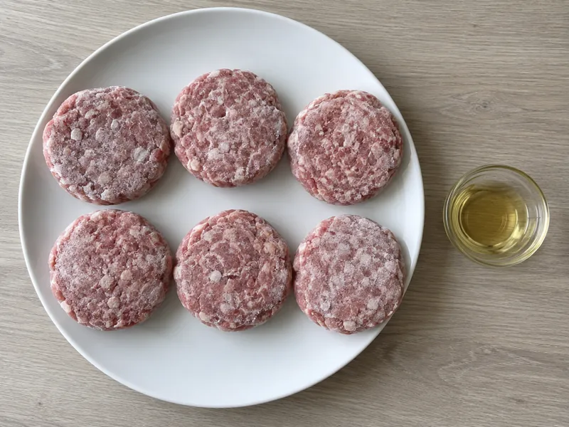 Котлеты из заморозки с румяной корочкой в аэрогриле, шаг 1: Подготовьте продукты